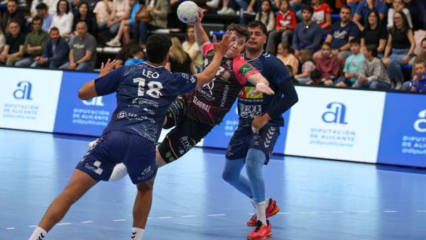 LIGA PLENITUDE: El Ángel Ximénez vuelve a ceder en liga ante Benidorm (31-27)