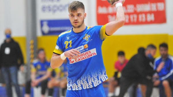 COMUNICADO OFICIAL: El lateral zurdo Pere Arnau se convierte en el primer fichaje de la temporada 2021-2022