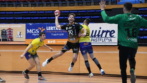 LIGA SACYR ASOBAL: El Ángel Ximénez pone contra las cuerdas a un Bidasoa Irun que se llevó el triunfo (31-28)