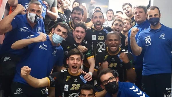 LIGA SACYR ASOBAL: Triunfo ‘in extremis’ del Ángel Ximénez ante Cangas (28-27)