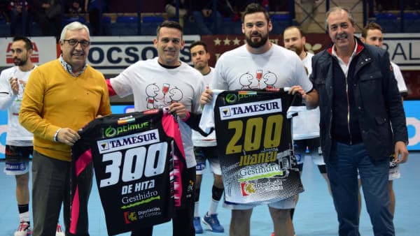 Álvaro De Hita y Juanlu Moyano reciben un reconocimiento por sus cifras redondas en ASOBAL