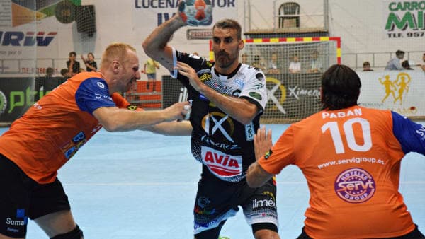 Ángel Ximénez – AVIA y BM Benidorm firman tablas en el primer partido de liga (26-26)